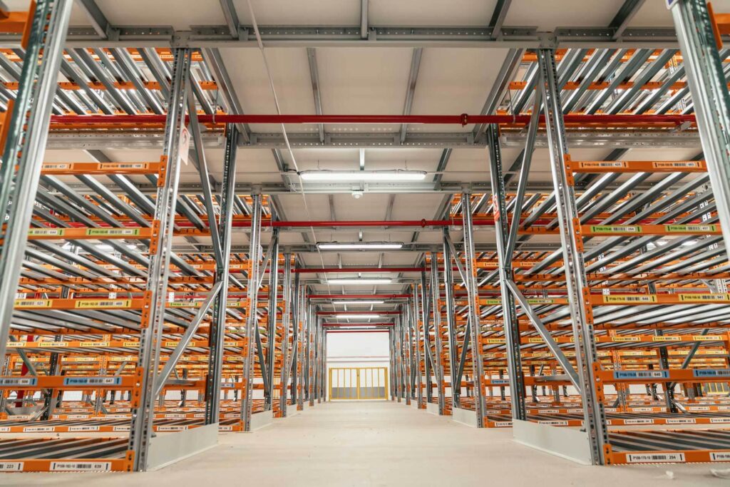 Wielopoziomowe systemy magazynowe w nowoczesnym centrum logistycznym - profesjonalny system regałów magazynowych Nedcon