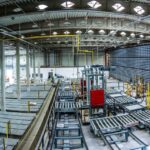 Nowoczesna hala logistyczna z systemami automatyzacji transportu - czym jest logistyka kontraktowa