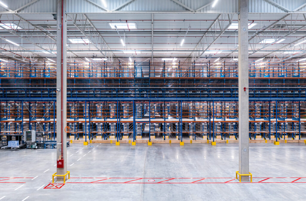 Antresola magazynowa z wielopoziomowymi regałami paletowymi w nowoczesnej hali logistycznej – przykład wykorzystania dodatkowego poziomu składowania.