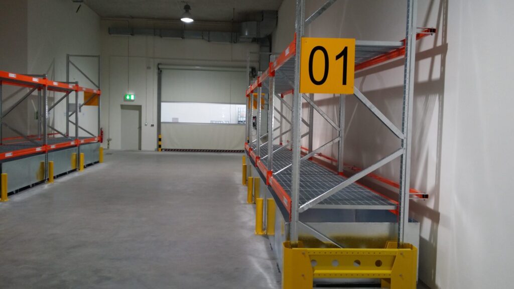 Regały magazynowe w środowisku o wysokiej korozyjności – konstrukcja zabezpieczona przed korozją w magazynie przemysłowym.