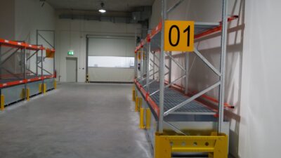 Regały do zadań specjalnych – jak zabezpieczyć konstrukcje w środowiskach o wysokiej korozyjności?