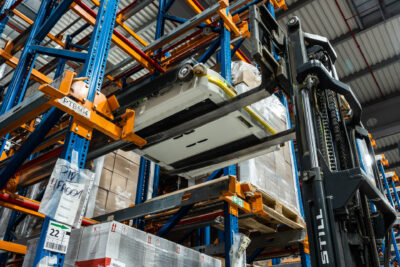 System Pallet Shuttle – wydajne składowanie gęste dla wymagających branż. Kiedy warto postawić na wózek wahadłowy?